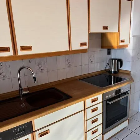 3 Zimmerwohnung Mit 2 Schlafzimmer Balkon Kueche Tv Wlan 朗根岑