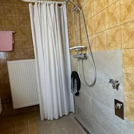 3 Zimmerwohnung Mit 2 Schlafzimmer Balkon Kueche Tv Wlan 公寓 朗根岑