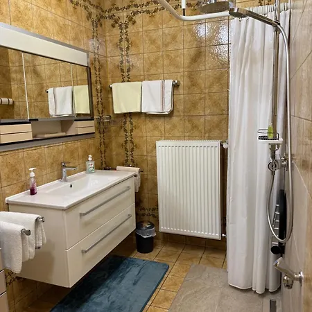 3 Zimmerwohnung Mit 2 Schlafzimmer Balkon Kueche Tv Wlan 公寓 朗根岑