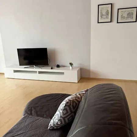 3 Zimmerwohnung Mit 2 Schlafzimmer Balkon Kueche Tv Wlan *
