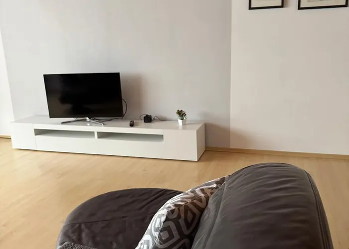 3 Zimmerwohnung Mit 2 Schlafzimmer Balkon Kueche Tv Wlan *